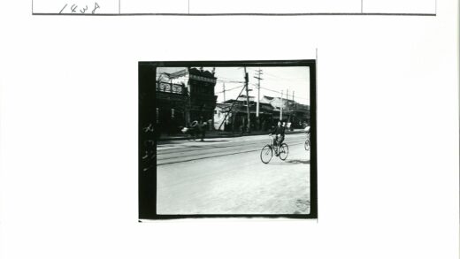 街道骑行与城市背景.jpg