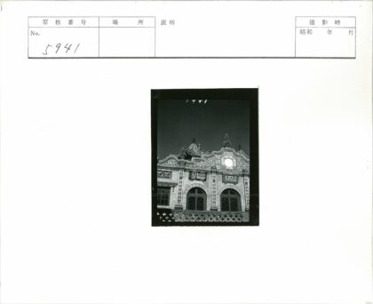 装饰性拱门雕刻与精致屋顶建筑.jpg