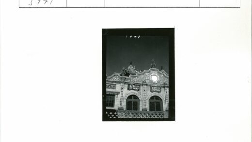 装饰性拱门雕刻与精致屋顶建筑.jpg