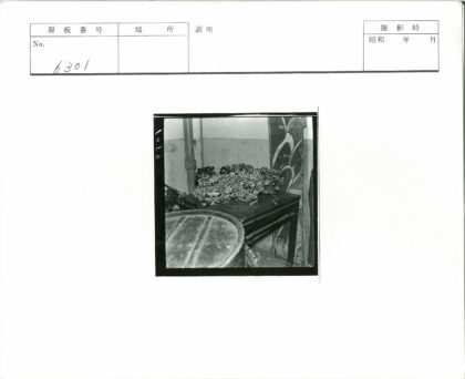 装饰面具特写与彩绘背景.jpg