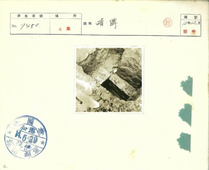 裸露土壤与岩石近景.jpg