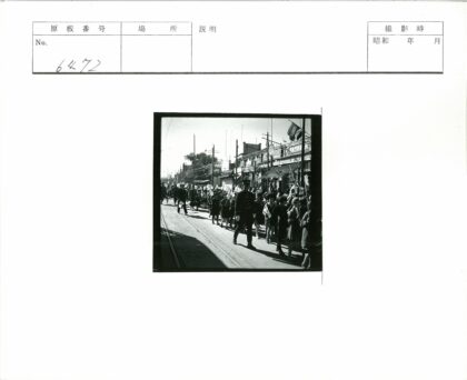 警察指挥街道游行人群.jpg