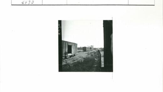 货运列车车厢与远方建筑.jpg