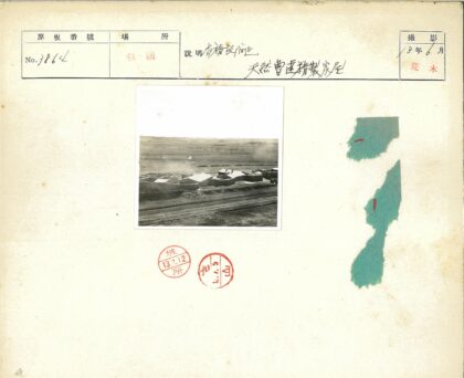 贫瘠平原上的平顶建筑.jpg