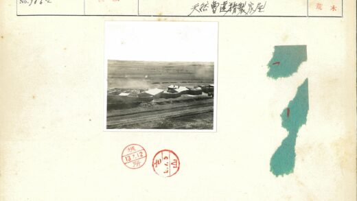 贫瘠平原上的平顶建筑.jpg