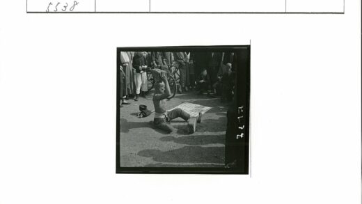 赤膊男子跪地顶砖群众围观.jpg