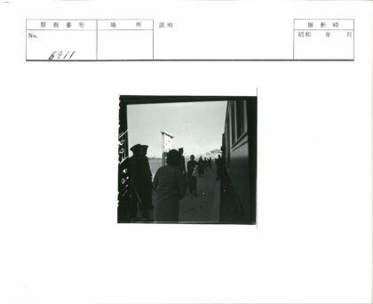 车站人群与远方风景对比.jpg
