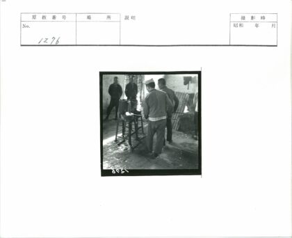 车间工人操作机械与熔融材料.jpg