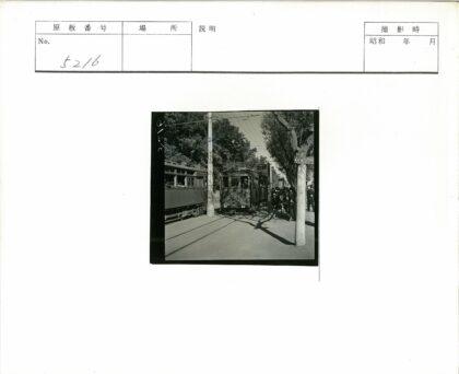 轨道电车与站台人群.jpg