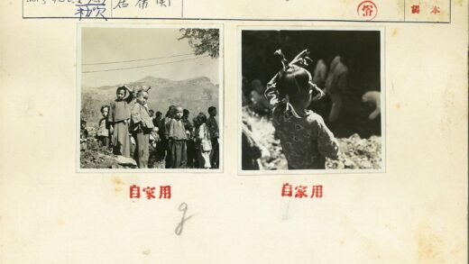 辫子童背影花衬衫人群.jpg