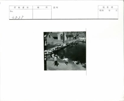 运河边洗衣陡峭屋顶建筑.jpg