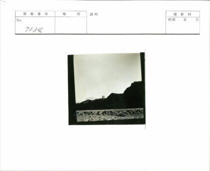 远山古建筑黑白风景照.jpg
