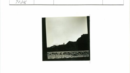远山古建筑黑白风景照.jpg