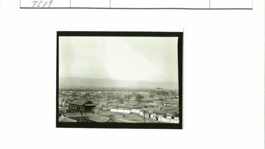 远山朦胧传统建筑住宅区全景.jpg