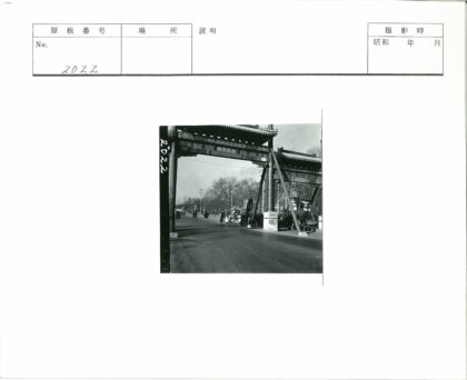 道路拱门下的车流与行人.jpg