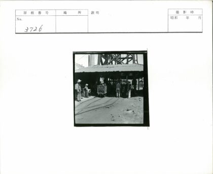 采矿现场矿车与铁路棚景.jpg