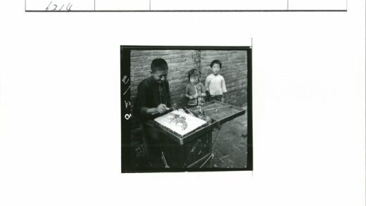 金属丝雕塑制作与旁观孩童.jpg