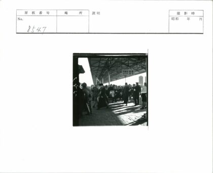 金属顶篷下士兵平民与音乐家.jpg