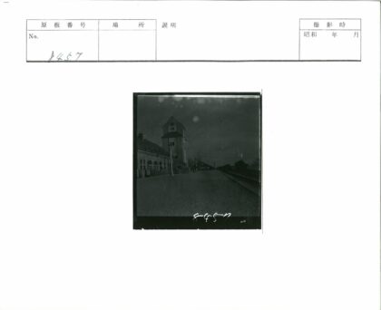 钟楼与铁轨的历史建筑街景.jpg