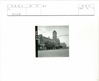 钟楼建筑与拱窗景观.jpg