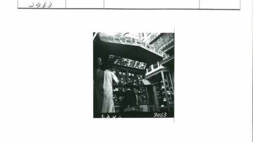 钟表店橱窗前顾客挑选商品街景.jpg