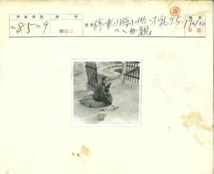 铁丝网前男子坐麻袋守大门.jpg