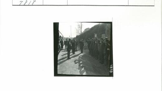 铁路制服人员列队敬礼.jpg