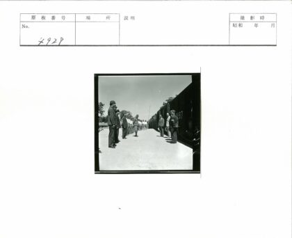 铁路制服人员列队迎火车.jpg