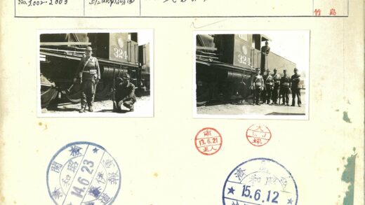铁路工人与士兵在324号火车前合影.jpg