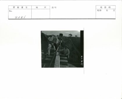 铁路工人修建桥梁铁轨.jpg