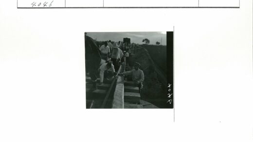铁路工人修建桥梁铁轨.jpg