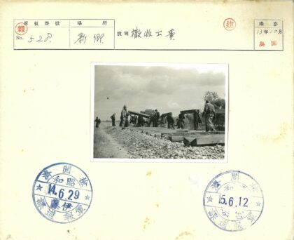 铁路工人阴天搬运木梁.jpg
