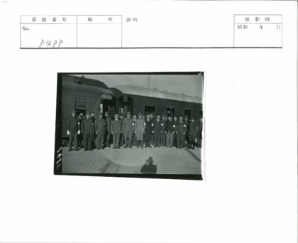 铁路工作人员与火车车厢合影.jpg