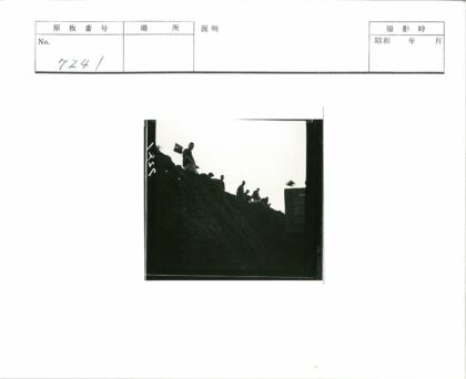 铁路建设中的工人铲土剪影.jpg