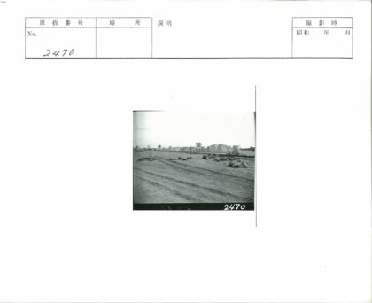 铁路旁岩石与捆包景观.jpg