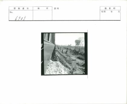 铁路旁建筑工地施工场景.jpg