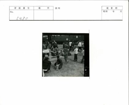 铁路旁的人群与火车旧影.jpg