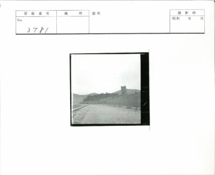 铁路旁的石塔与山丘土路.jpg