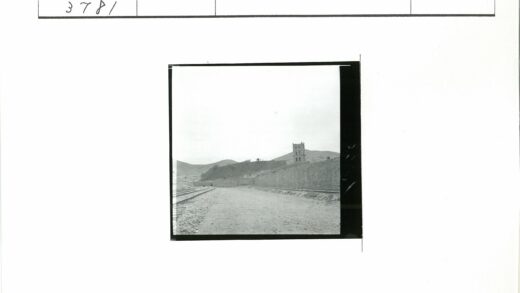 铁路旁的石塔与山丘土路.jpg