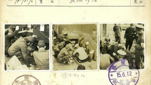 铁路检修员检查火车车厢底部.jpg