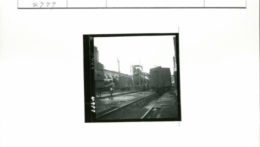 铁路车场工人忙碌工作场景.jpg