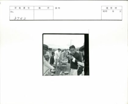 铁路轨道旁热闹小吃摊街景.jpg