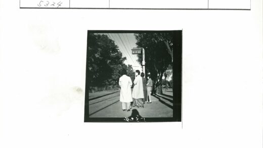 铁路轨道旁的人群与树木.jpg
