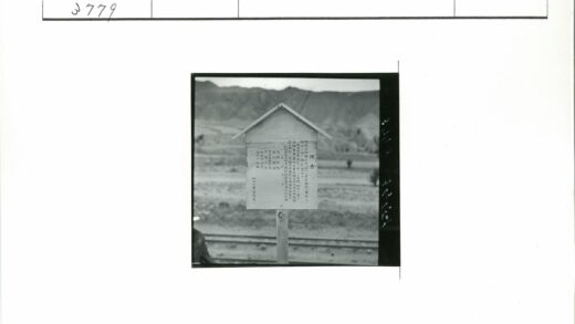 铁路轨道旁的路标与丘陵景观.jpg