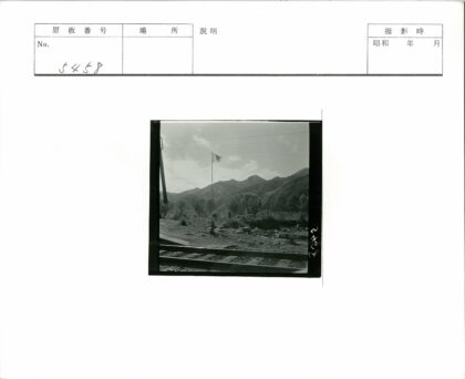 铁轨旁旗杆群山背景.jpg