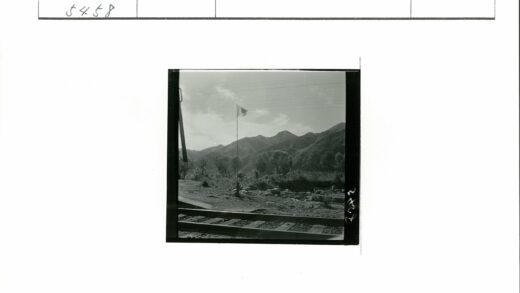 铁轨旁旗杆群山背景.jpg