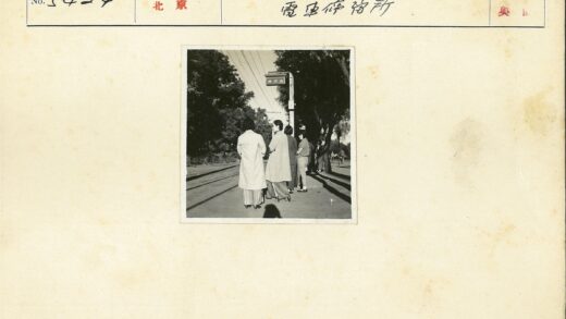 铁轨旁的人群与树木.jpg