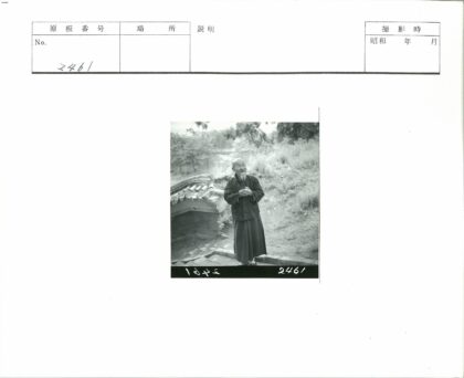 长者微笑握手游传统石桥.jpg