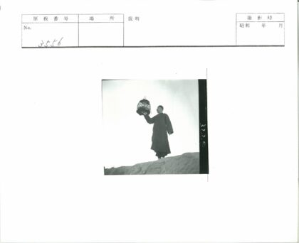 长袍男子与笼中鸟.jpg
