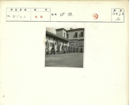 长袍男子砖瓦屋顶列队.jpg